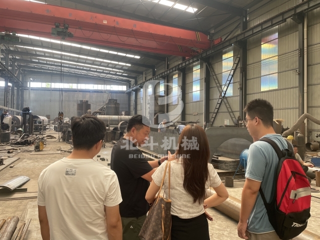 北斗機(jī)械實(shí)力引客！客戶實(shí)地考察炭化爐