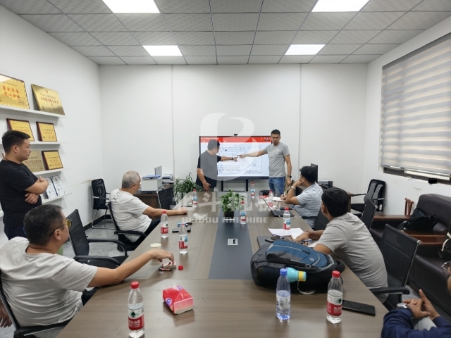 印度客戶(hù)來(lái)驗(yàn)收炭化爐,確保合作交付